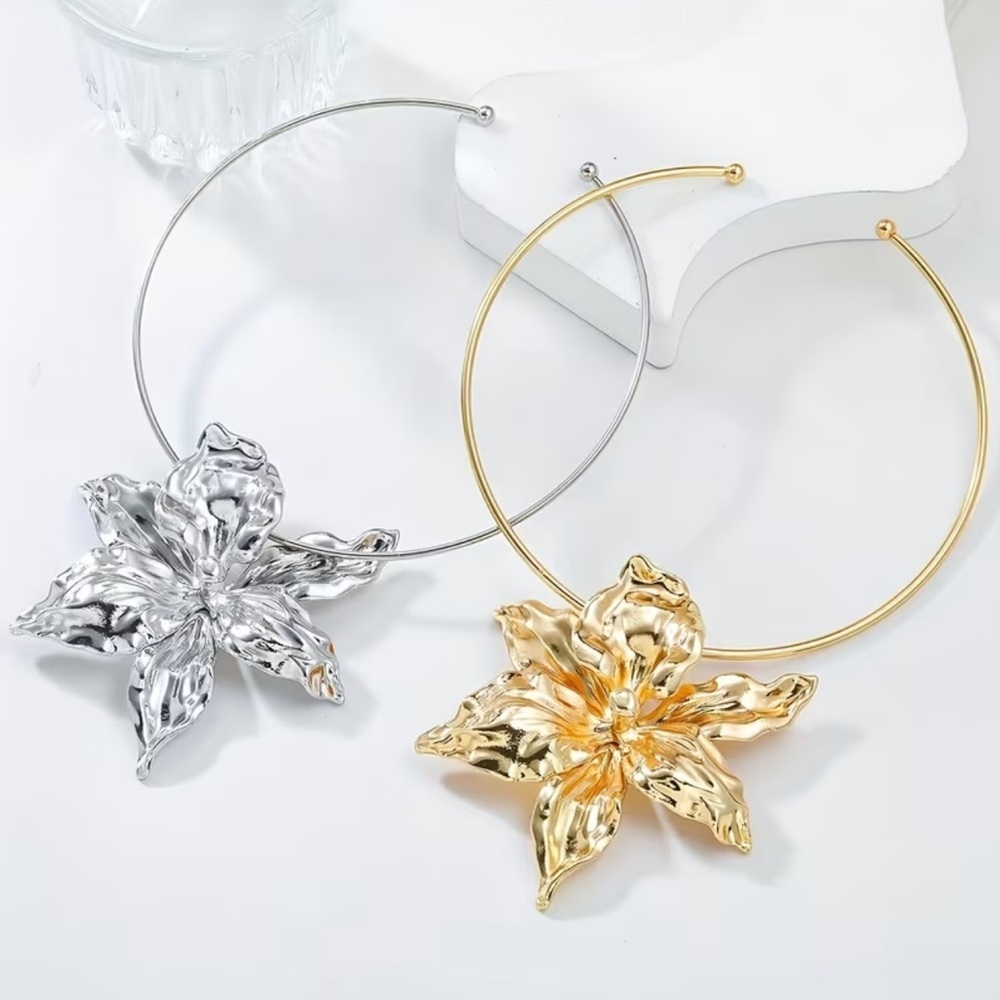 NEW ! Gold Floral Statement Necklace. Elegant Flower Necklace 🌼 Unique Necklace - Picture 4 of 5